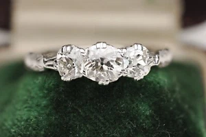 Antiguo anillo trilogía de platino con diamantes de 1,40 quilates - Imagen 1 de 4