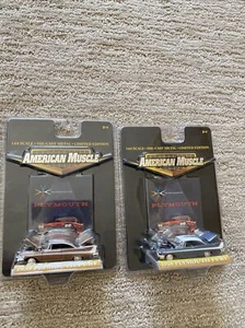 JUEGO DE 2 PLYMOUTH FURY 1958 azul y bronceado '00 Ertl American Muscle 1:64 con capucha y maletero - Imagen 1 de 12