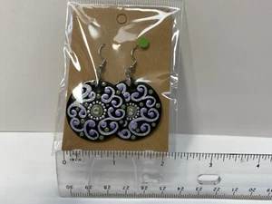 Handbemalte Mandala Punkte Kunst baumelnde Ohrringe von JaDeL - Bild 1 von 2