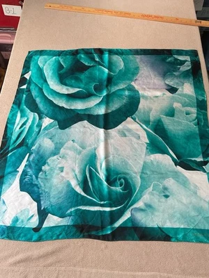 Cachecol quadrado Ivanka Trump verde padrão abstrato 100% seda 34x34 - Imagem 1 de 4