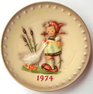 Plato de niña ganso Hummel 1974 vintage cuarto canto anual con zumbido de ganso 267 - Imagen 1 de 2