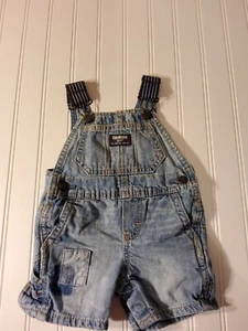 OshKosh B’gosh Vestbak Jeansshorts Latzhose 9 M Monate einzigartige Träger gebraucht, in einwandfreiem Zustand - Bild 1 von 8