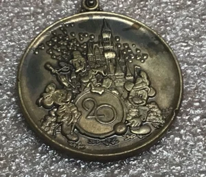 De colección. Walt Disney World 20 Aniversario 1971-1991 Años Mágicos Llavero - Imagen 1 de 3
