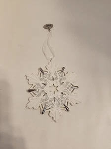 HALLMARK 2017 SNOWFLAKE PORCELAIN ORNAMENT New - Picture 1 of 5