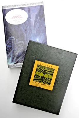 J R R TOLKIEN 2 clásicos Slipcase ed EL HOBBITT + El Señor de los Anillos DOS TORRES 1996 Foto 1 de 4