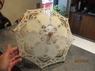 Jolie Petite Ombrelle en Fine Dentelle Artisanat Dentelière pour Grande Poupée - Photo 1/4