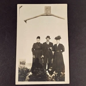 Antikes Foto von 1908 eines adretten Mannes mit zwei Schwestern Foto - von Hund bombardiert - Bild 1 von 3