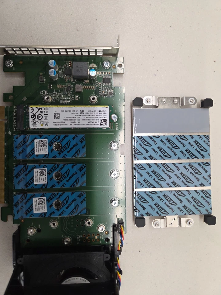 Dell Ultra-Speed Drive Quad NVMe M.2 PCIe x16 SSD Tarjeta Avanzada y 512 Gb NVME Foto 1 de 4