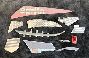 NUEVO JUEGO DE CALCOMANÍAS ORIGINALES APRILIA SR50 2005 SPIDERMAN L/H AP8277604* - Imagen 1 de 4