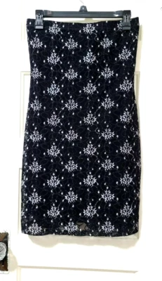 Vestido Y2K Rhapsody SIN TIRANTES ELÁSTICO Vendaje Encaje Mediano BRILLANTE Negro Rosa Usado en Excelente Condición Foto 1 de 4