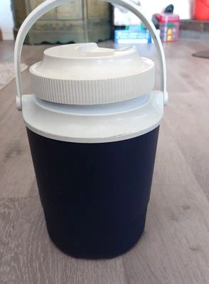 Jarra enfriadora térmica aislada de medio galón Rubbermaid GOTT 1502 de colección Foto 1 de 4