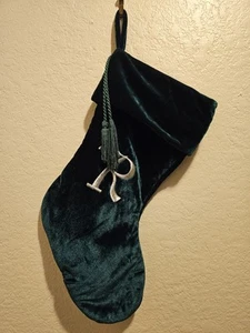 Medias de Navidad verde esmeralda con letra bordada “R” y borlas - Imagen 1 de 5