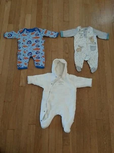 Jungen Alter 0-3 Monate Winterpaket x3, Babygrow gepolsterter Strampler Kapuzenpullover (B66) - Bild 1 von 10