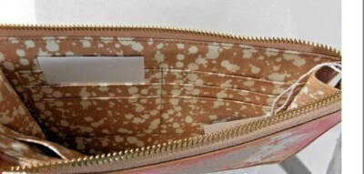 MUÑECA ANNA VERA BRADLEY de cuero en camuflajefloral nude nueva con etiquetas $128.00 sellada Foto 1 de 3