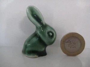 FIGURA CONEJITO MARMADUKE MINIATURA VERDE CONEJO CERÁMICA BOURNE DENBY 4 cm - Imagen 1 de 15