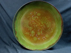 Piatto/Vassoio in metallo smaltato - Firmato "Dane" - Colombe - Verde Oliva/Marrone - Foto 1 di 6