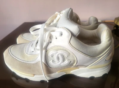 ПОДЛИННЫЙ CHANEL БЕЛЫЙ/БЕЖЕВЫЙ КОЖИ/ХОЛСТ НИЗКИЙ ВЕРХ ШНУРУЕТ ВВЕРХ CC ЛОГОТИП КРОССОВКИ 38,5/7,5 - Изображение 1 из 4