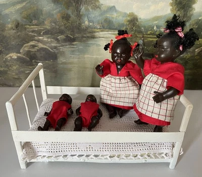 Poupées vintage et lit en fer blanc - Photo 1/4