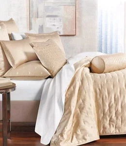 Hotel Collection's "Glint" 3-teiliges Decken-Set mit Kissenbezügen, QUEEN, Gold, Neu mit Etikett! - Bild 1 von 9