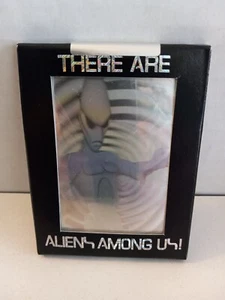 Juego de 8 tarjetas holograma edición limitada There Are Aliens Among Us de colección en caja - Imagen 1 de 5