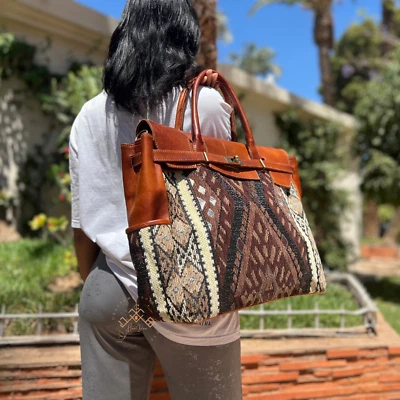 Bolso de hombro grande único de cuero con alfombra marrón para mujer Foto 1 de 4