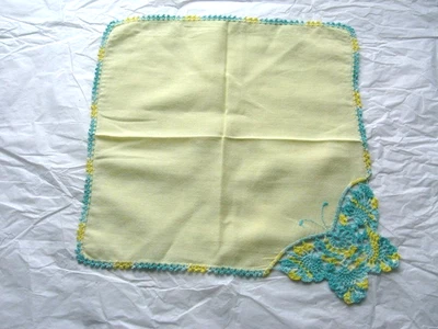 Винтажный женский носовой платок — вязаные края и бабочка — желтый/2 синих цвета - Изображение 1 из 4