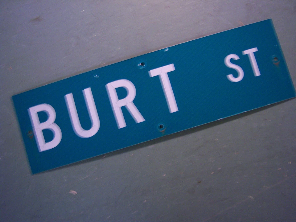 LETRERO DE CALLE BURT ST ORIGINAL VINTAGE 30" X 9" LETRAS BLANCAS EN VERDE  Foto 1 de 1