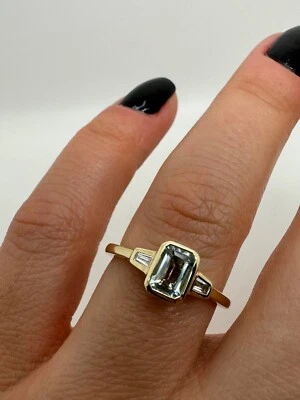 9Ct Yellow Gold Trilogy Emerald Cut Aquamarine And Diamonds Ring 0.57Ct Gg45 - Image 1 of 4
