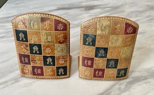 Sujetalibros vintage italianos de cuero dorado ornamentado con bisagras en relieve - Imagen 1 de 9