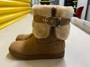 Botas con puño de piel de oveja sintética tostadas australianas G by GUESS con detalles en tono dorado 5,5 M - Imagen 1 de 12