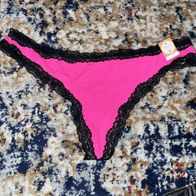 Nuevo con etiquetas Flirtitude rosa con ribete negro y tanga de encaje mediano Foto 1 de 4