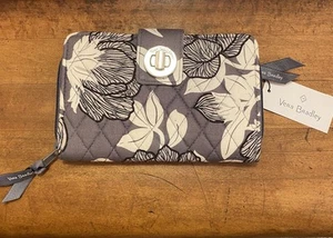 Neu mit Etikett - Vera Bradley RFID-Geldbörse mit Drehverschluss - Moon Shadow Meadow - grau - UVP 75 $ - genau - Bild 1 von 7