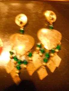 Pendientes de 4" de latón estampado oscilante escudo cardíaco, cuentas facetadas esmeralda, postes - Imagen 1 de 3