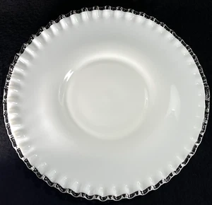 Plato redondo Fenton Silvercrest plato bajo para pastel 12" vidrio de leche con volantes borde transparente - Imagen 1 de 5