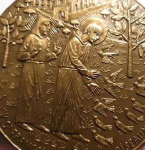 1983 Rara medaglia artistica francese San Francesco Assisi con uccellini 81mm bronzo 3" - Foto 1 di 3