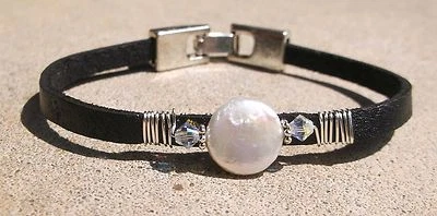 Pulsera de cuero plana Sundance Arti moneda de agua dulce blanca, aurora boreal Foto 1 de 4