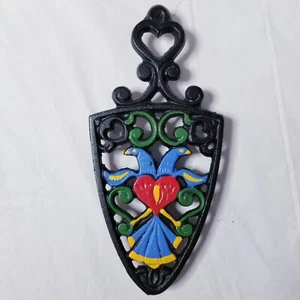 De colección Wilton Pájaros Pintados y Corazón Rojo Hierro Fundido Trivet Patas Planas Triste  - Imagen 1 de 6