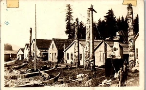 Indian Village Howkan Alaska muchos tótems dos niños pequeños 1943 RPPC SB1 - Imagen 1 de 2
