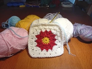 Red Granny square - Picture 1 of 4