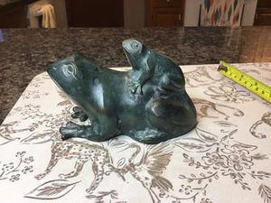 VINTAGE BRONZE FROSCH BRUNNEN SKULPTUR VERDI GRÜN BABY FROSCH REITEND MAMA 6" - Bild 1 von 24