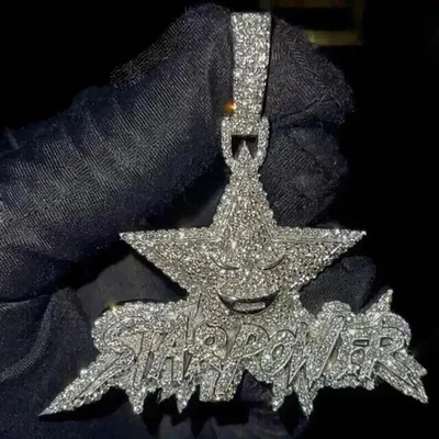 Colgante personalizado de moissanita real de corte redondo de 3 quilates enchapado en oro blanco de 14 quilates Foto 1 de 4