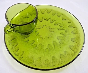 7 Pc Vintage Indiana Glass Sunburst Snack Set Luncheon 4 Plates & 3 Cups - Picture 1 of 6
