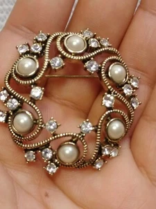 Vintage MONET goldfarbene Kunstperlen-Wirbel rund klar Strass Brosche Anstecknadel - Bild 1 von 6