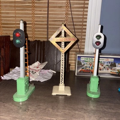 *2* LIONEL 153 AUTOMATIC BLOCK LIGHT with CROSSING SIGN GIFT - Image 1 of 4