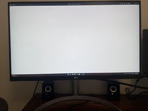 LG 27UN850-W 27" Ultrafine UHD IPS Monitor,very new condition,60w Type C Charge. - Picture 1 of 2