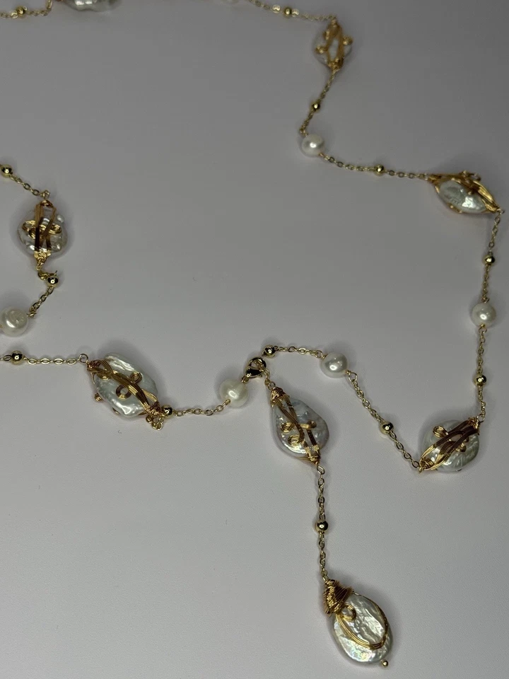 COLLAR DE PERLAS CHAPADAS EN ORO LONGITUD APROX 32 PULGADAS FONDO DEL COLGANTE 4 PULGADAS Foto 1 de 4