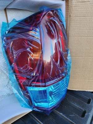 Lanterna traseira lateral esquerda Toyota Tacoma TRD 2016 - 2021 - Imagem 1 de 3