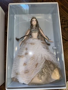 2014 Lady Of The Woods Barbie Gold Label Collection (CGK94:ILC693) - NEU IN BOX - Bild 1 von 7