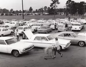 US Air Force Base Supermarket Parking Lot Automobiles Old Photo 1967 - Foto 1 di 4