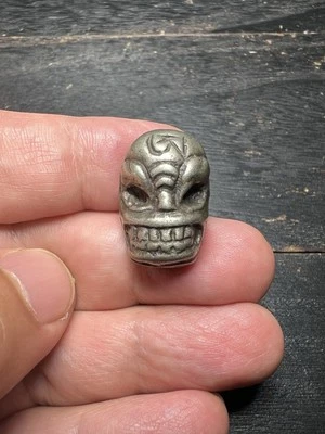 Colgante de cuentas de calavera tibetana de Nepal - Dije de cabeza Vajra de cobre y latón hecho a mano Foto 1 de 4